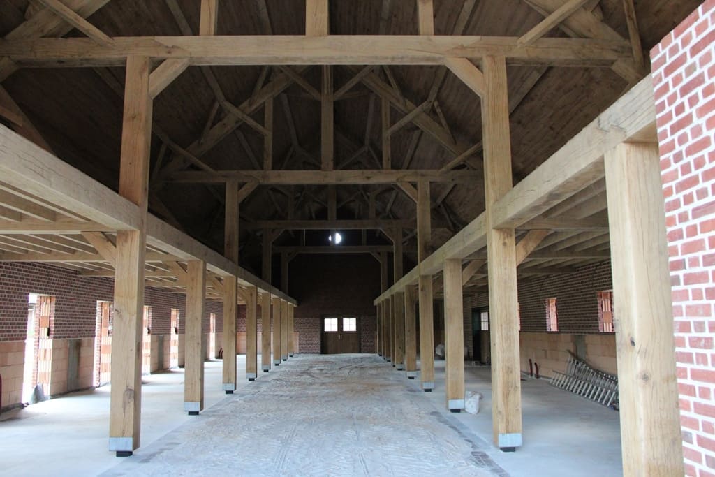Customer project: interior of a barn with a long row of oak posts