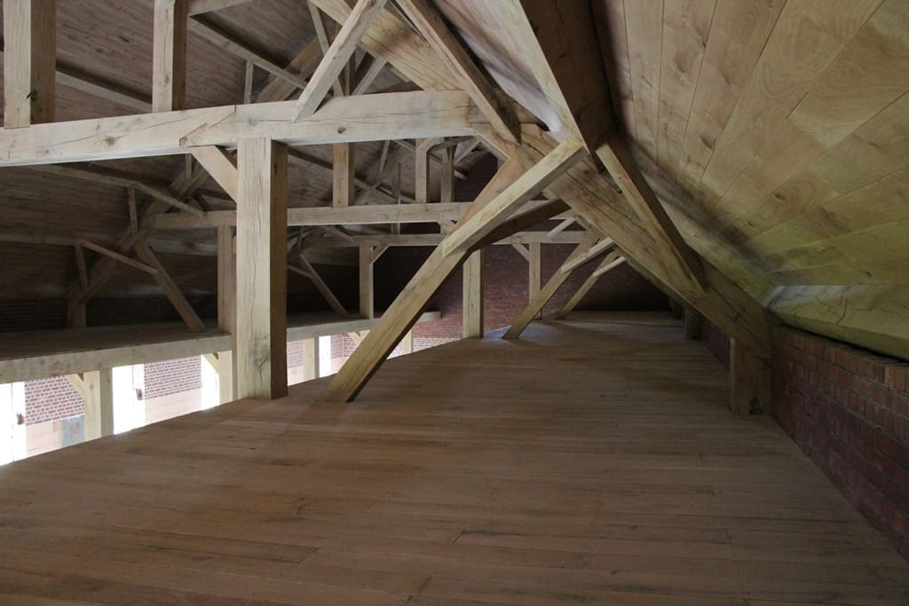 Customer project: detail of the oak joints in the roof truss