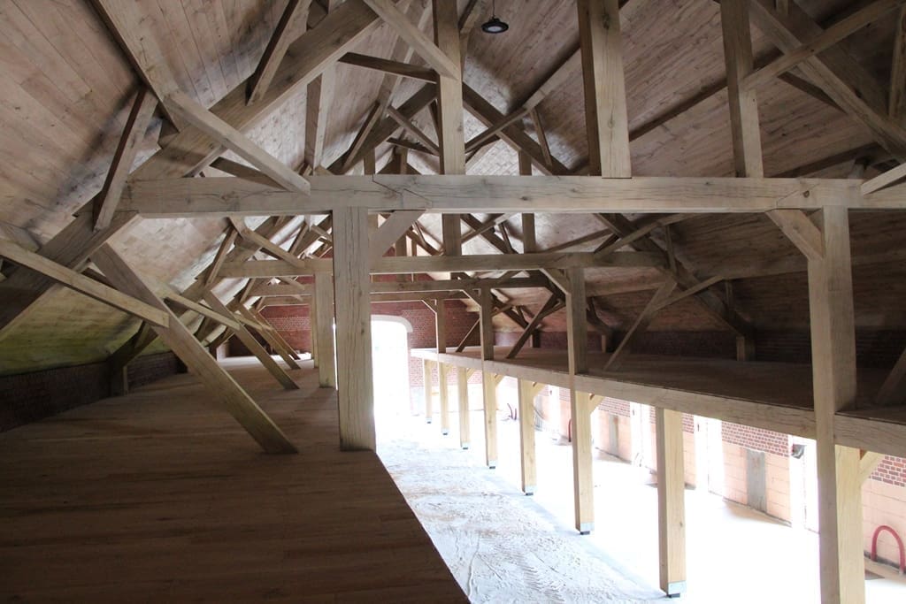 Customer project: oak roof truss above an open interior